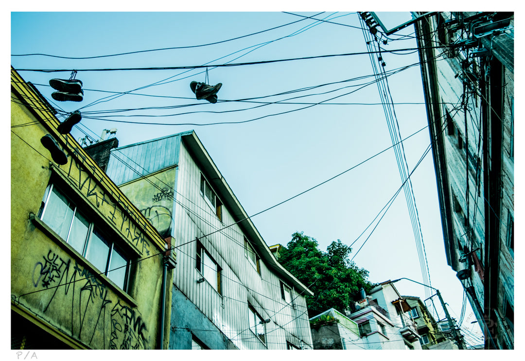 Shoefiti II - 48 x 33 cm